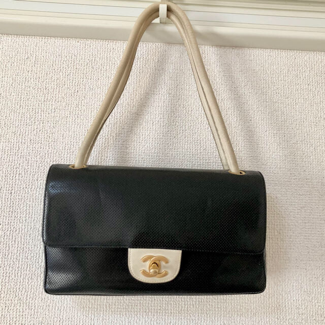 【最終価格　早い者勝ち！】CHANEL パンチングレザー ショルダーバッグ