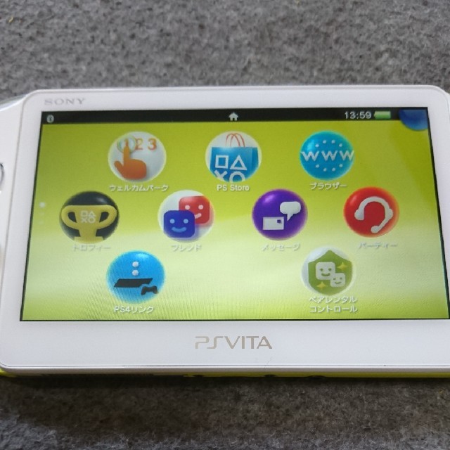 PlayStation Vita(プレイステーションヴィータ)の【画面傷なし&メモカ付】PS vita 2000 ホワイト/イエロー エンタメ/ホビーのゲームソフト/ゲーム機本体(携帯用ゲーム機本体)の商品写真