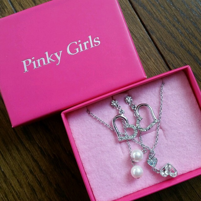 PinkyGirls(ピンキーガールズ)のめあ様専用　ネックレス&ピアス レディースのアクセサリー(ネックレス)の商品写真