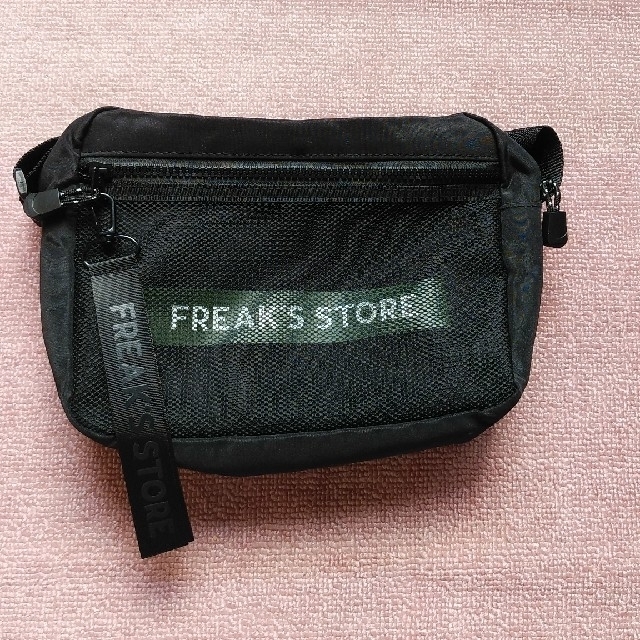 FREAK'S STORE(フリークスストア)のフリークスストア　　雑誌SPRiNG付録　ロゴチャーム付きショルダーバッグ レディースのバッグ(ショルダーバッグ)の商品写真