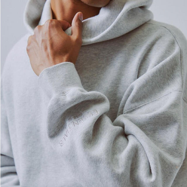 FEAR OF GOD(フィアオブゴッド)のFOG ESSENTIALS / Pullover Hoodie グレー M メンズのトップス(パーカー)の商品写真