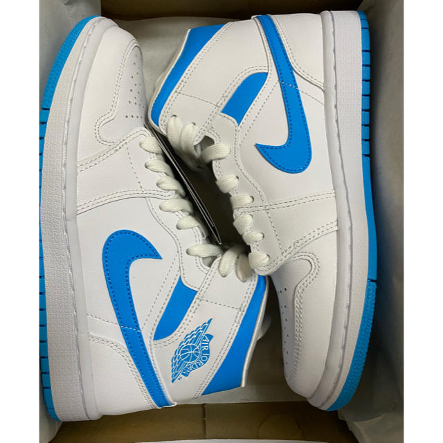 NIKE(ナイキ)のNIKE AIR JORDAN 1 MID WMNS UNC レディースの靴/シューズ(スニーカー)の商品写真