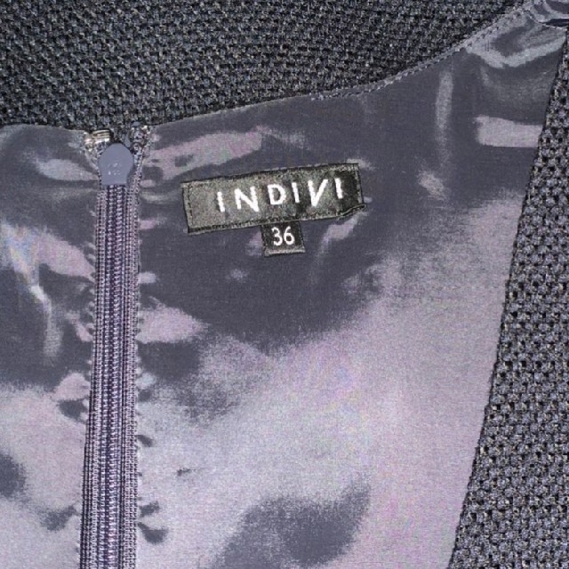 INDIVI(インディヴィ)のINDIVIインディヴィ ワンピース ノースリーブ Vネック ラメ 日本製 レディースのワンピース(ひざ丈ワンピース)の商品写真