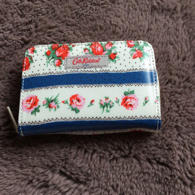 Cath Kidston(キャスキッドソン)のキャスキッドソン レトロな薔薇柄 二つ折り財布 新品 レディースのファッション小物(財布)の商品写真