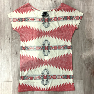 マウジー(moussy)のmoussy ネイティブ 幾何学　Tシャツ 赤 レッド フリーサイズ(Tシャツ(半袖/袖なし))