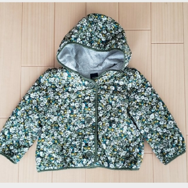 babyGAP(ベビーギャップ)のbaby GAP キルト生地ジャケット  90cm キッズ/ベビー/マタニティのキッズ服女の子用(90cm~)(ジャケット/上着)の商品写真