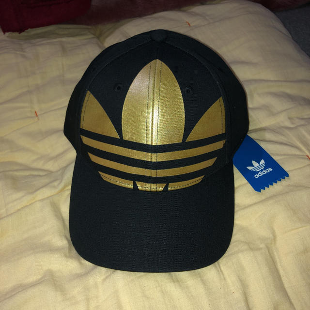 adidas(アディダス)の最新‼️貴重‼️adidas originalsのNEW GOLD CAP メンズの帽子(キャップ)の商品写真