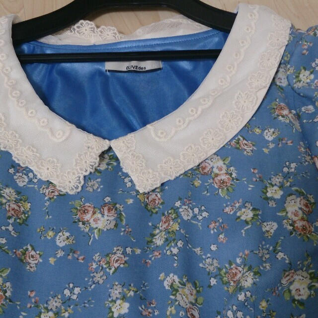 OLIVEdesOLIVE(オリーブデオリーブ)の襟付きブルー花柄ワンピース レディースのワンピース(ひざ丈ワンピース)の商品写真