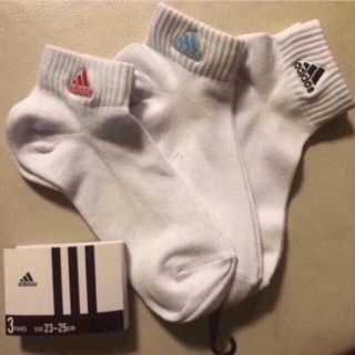 Adidas 新品 アディダス 靴下 3色 3p クルーソックス 白 Adidasロゴ くつ下の通販 ラクマ