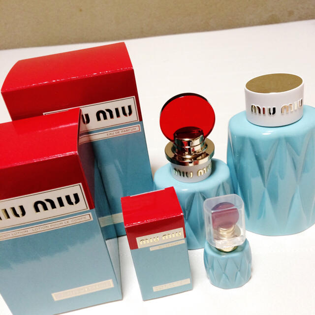 miumiu(ミュウミュウ)のmiumiu香水限定セット♡おまけ付き コスメ/美容の香水(香水(女性用))の商品写真