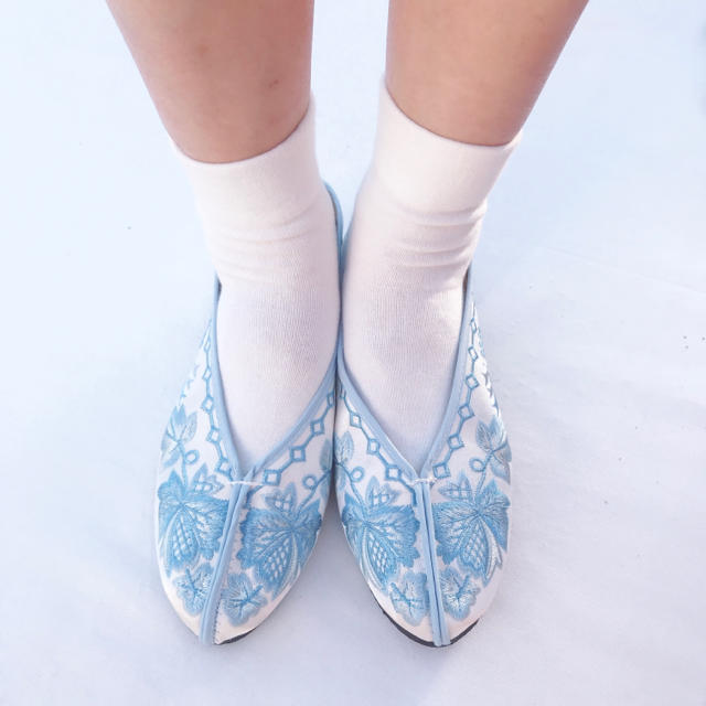 BEAUTY&YOUTH UNITED ARROWS(ビューティアンドユースユナイテッドアローズ)のレトロ 刺繍 チャイナシューズ 水色 カンフーシューズ 古着 ヴィンテージ好きに レディースの靴/シューズ(バレエシューズ)の商品写真