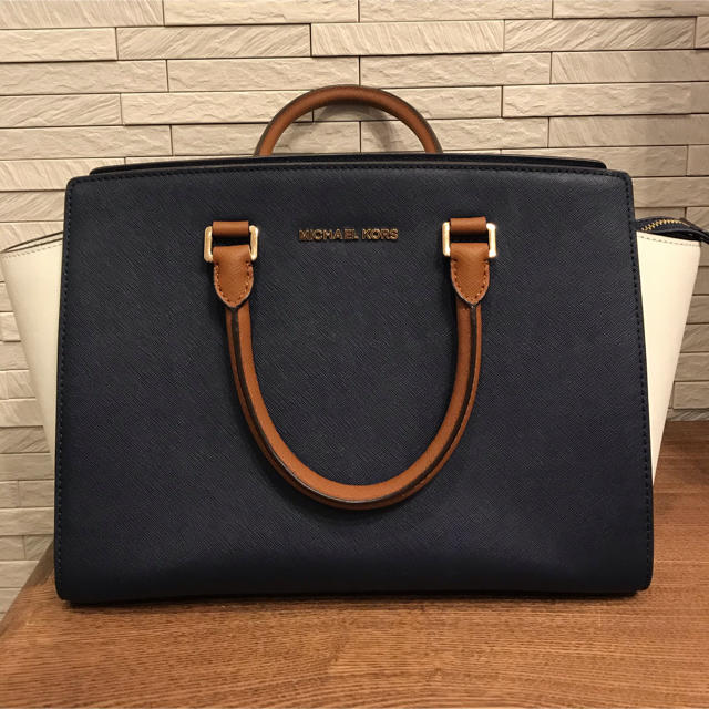 Michael Kors(マイケルコース)の☆はなあいす様専用⭐︎マイケルコース　セルマ　人気色　バイカラー レディースのバッグ(ハンドバッグ)の商品写真