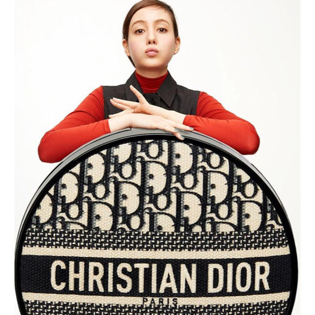 Dior(ディオール)のディオールスキン　フォーエバークッション　2N 香水サンプル付き コスメ/美容のベースメイク/化粧品(ファンデーション)の商品写真