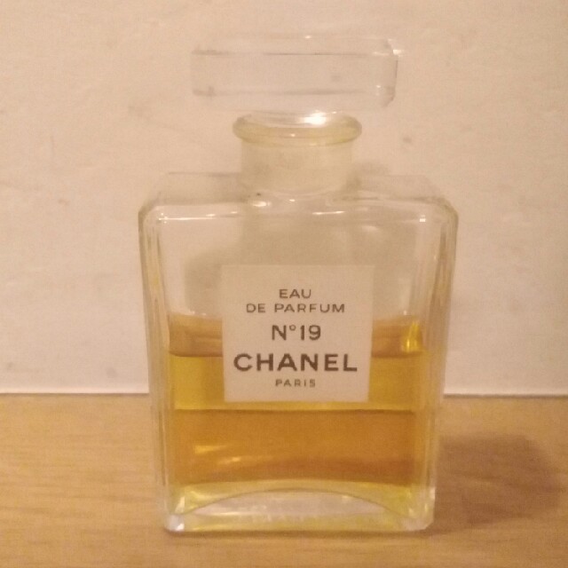 CHANEL(シャネル)のCHANEL No.19 オードパルファム 50ml コスメ/美容の香水(香水(女性用))の商品写真