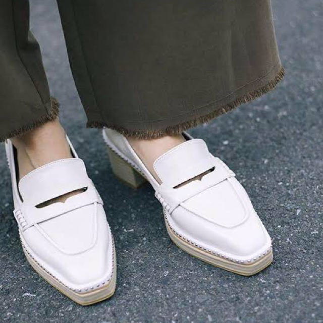 Ameri VINTAGE(アメリヴィンテージ)のAmeri♡chasm loafers＊wht レディースの靴/シューズ(ローファー/革靴)の商品写真