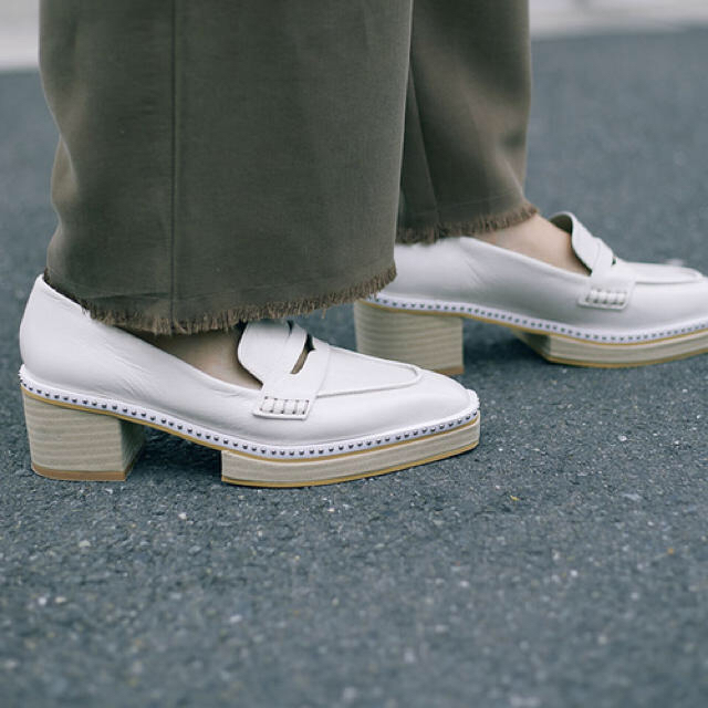 Ameri VINTAGE(アメリヴィンテージ)のAmeri♡chasm loafers＊wht レディースの靴/シューズ(ローファー/革靴)の商品写真