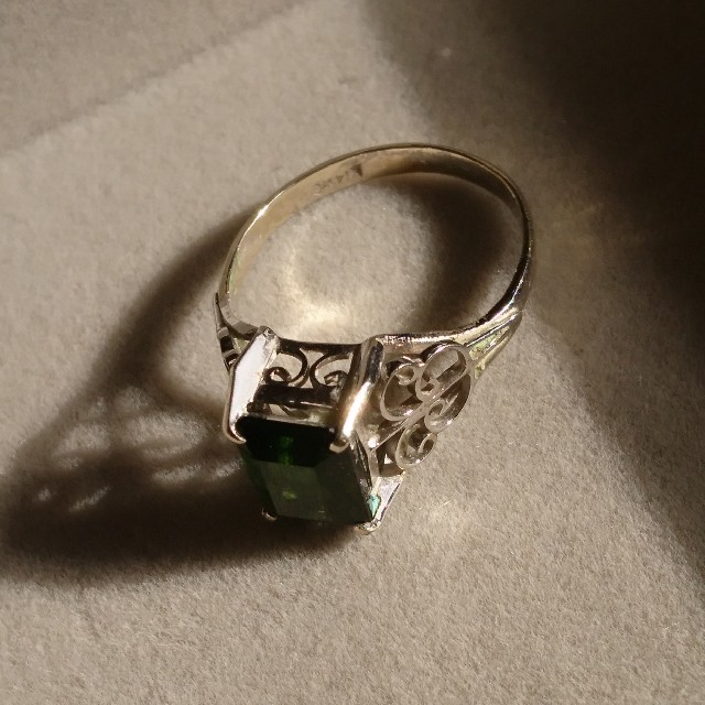 61 昭和レトロ 緑石 透かしデザインリング アンティーク レディースのアクセサリー(リング(指輪))の商品写真