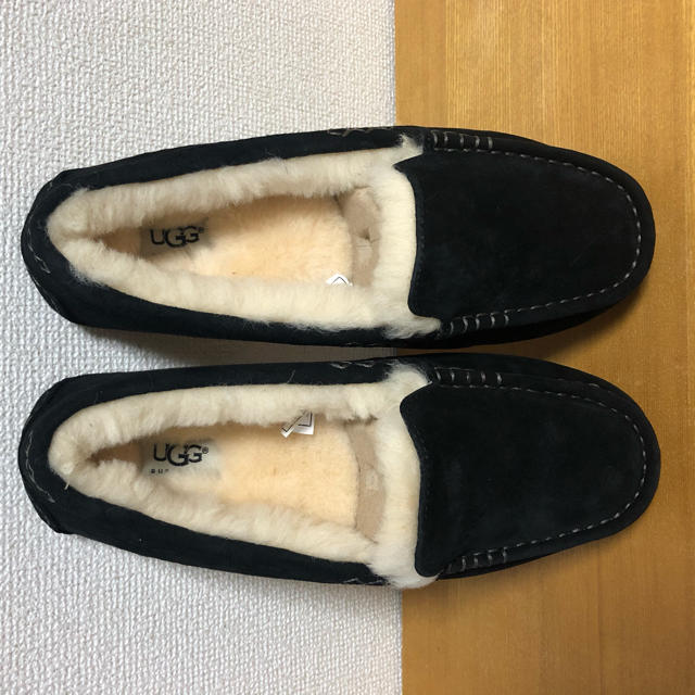 UGG(アグ)のUGG モカシン　アンスレー　黒　US9   26㎝ レディースの靴/シューズ(スリッポン/モカシン)の商品写真