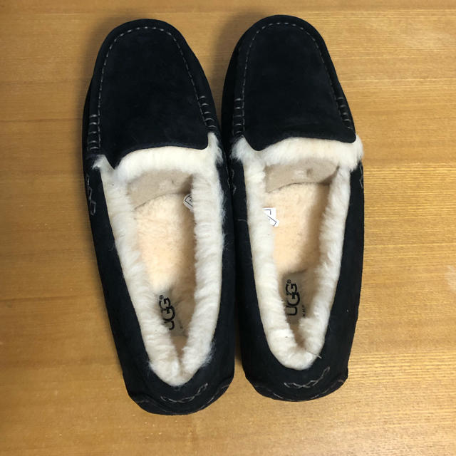 UGG(アグ)のUGG モカシン　アンスレー　黒　US9   26㎝ レディースの靴/シューズ(スリッポン/モカシン)の商品写真