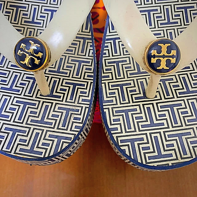 Tory Burch(トリーバーチ)のトリーバーチ   ビーサン　ネイビーx白 レディースの靴/シューズ(サンダル)の商品写真