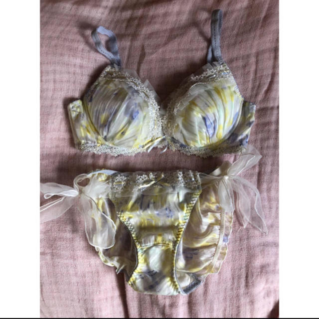 Risa Magli(リサマリ)のリサマリ オリヴィエ D70 黄色 新品未使用 レディースの下着/アンダーウェア(ブラ&ショーツセット)の商品写真