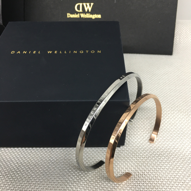 Daniel Wellington(ダニエルウェリントン)の箱付き　ダニエルウェリントンバングル　ペアセット メンズのアクセサリー(バングル/リストバンド)の商品写真