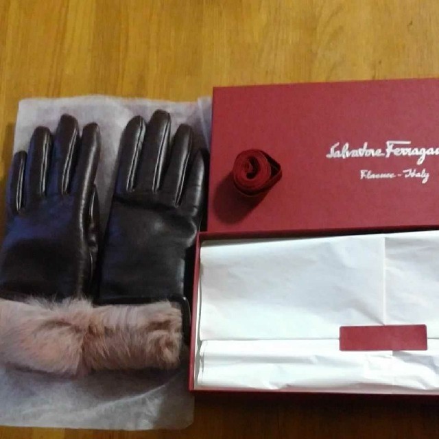 Salvatore Ferragamo(サルヴァトーレフェラガモ)の【フェラガモグローブ】 レディースのファッション小物(手袋)の商品写真