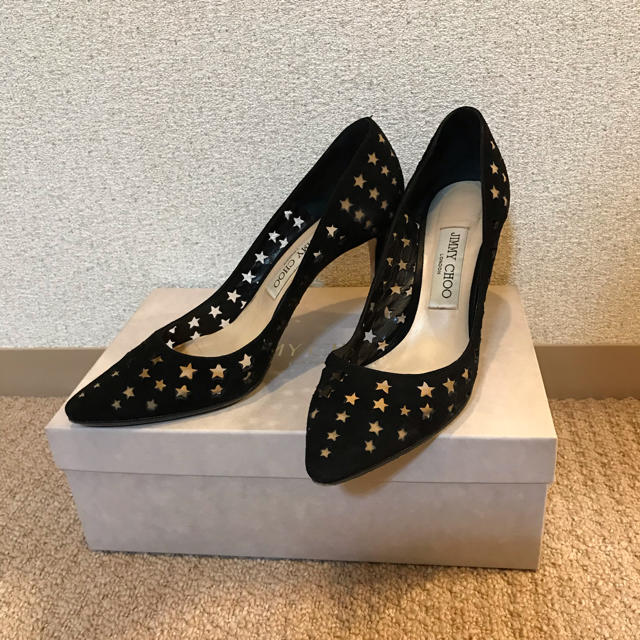 JIMMY CHOO(ジミーチュウ)のジミーチュウ☆スターパンチング スエードパンプス レディースの靴/シューズ(ハイヒール/パンプス)の商品写真