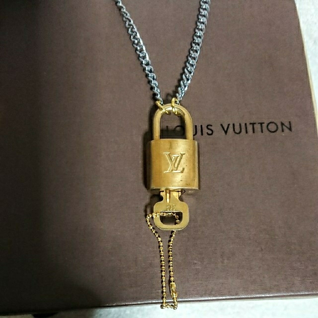 LOUIS VUITTON(ルイヴィトン)のルイヴィトンゴールド カデナ南京錠鍵1付き メンズのアクセサリー(ネックレス)の商品写真