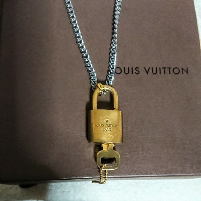 LOUIS VUITTON(ルイヴィトン)のルイヴィトンゴールド カデナ南京錠鍵1付き メンズのアクセサリー(ネックレス)の商品写真