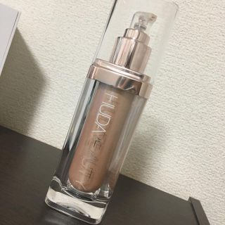 Huda Beauty body highlighter