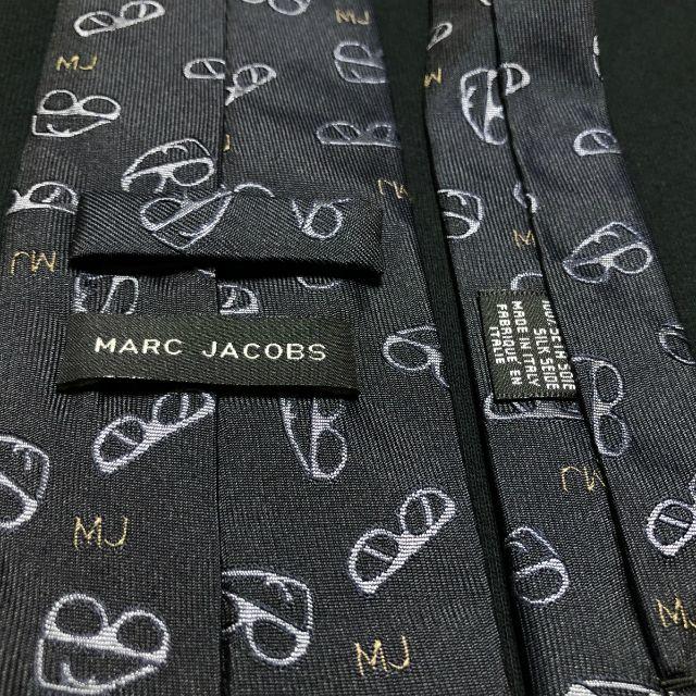 MARC JACOBS(マークジェイコブス)のマークジェイコブス ロゴ眼鏡 ネイビー ネクタイ A102-W15 メンズのファッション小物(ネクタイ)の商品写真