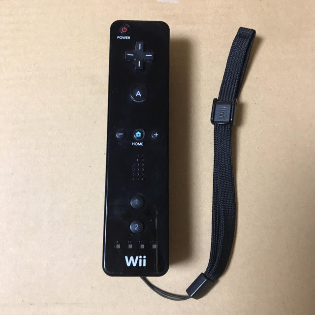 Wii(ウィー)のWii リモコン ブラック ストラップ付 エンタメ/ホビーのゲームソフト/ゲーム機本体(家庭用ゲーム機本体)の商品写真