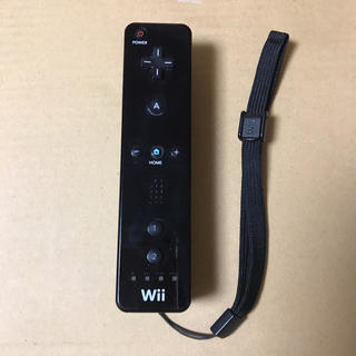 ウィー(Wii)のWii リモコン ブラック ストラップ付(家庭用ゲーム機本体)