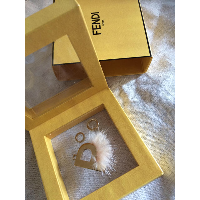 FENDI(フェンディ)の【専用】FENDI チャーム♡P♡ミンクフワフワ付き レディースのアクセサリー(チャーム)の商品写真