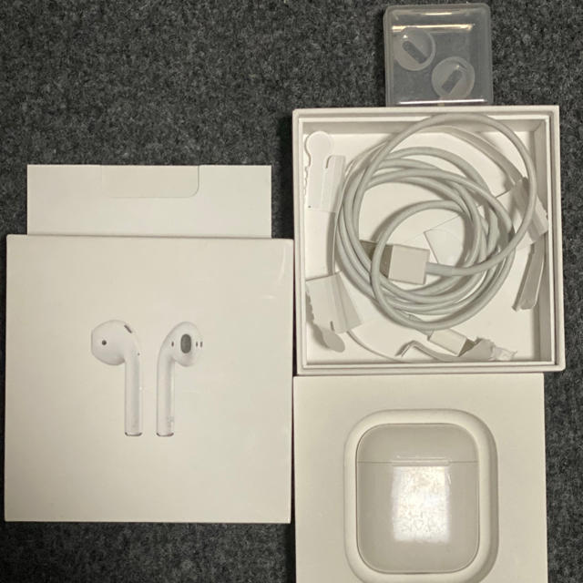 Apple(アップル)のAirpods 第一世代＋シリコンカバー スマホ/家電/カメラのオーディオ機器(ヘッドフォン/イヤフォン)の商品写真