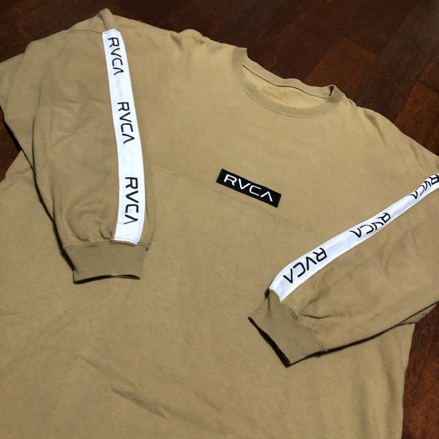 RVCA(ルーカ)のrvca ロンt テープロゴ sサイズ　ベージュ   メンズのトップス(Tシャツ/カットソー(七分/長袖))の商品写真