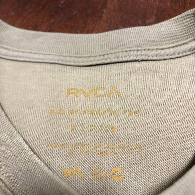RVCA(ルーカ)のrvca ロンt テープロゴ sサイズ　ベージュ   メンズのトップス(Tシャツ/カットソー(七分/長袖))の商品写真
