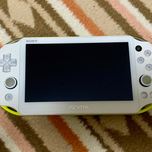 PlayStation Vita(プレイステーションヴィータ)のPSvita（PCH-2000）本体＋充電器＋メモリーカード8G エンタメ/ホビーのゲームソフト/ゲーム機本体(携帯用ゲーム機本体)の商品写真