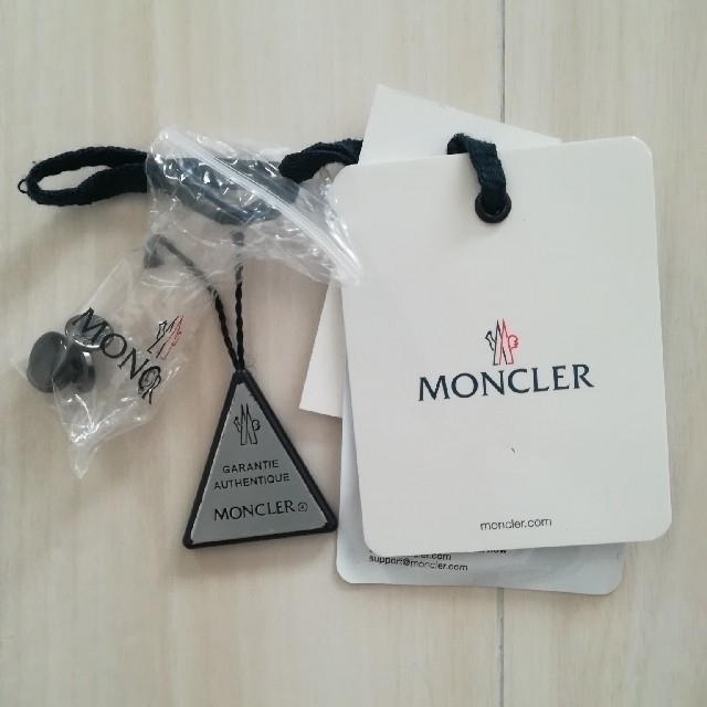 MONCLER(モンクレール)のMONCLER モンクレール ARMANDINE 14A ネイビー レディースのジャケット/アウター(ダウンコート)の商品写真