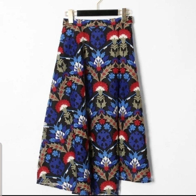 GRACE CONTINENTAL(グレースコンチネンタル)の新品同様　グレースコンチネンタル　オットマン刺繍ラップスカート レディースのスカート(ロングスカート)の商品写真