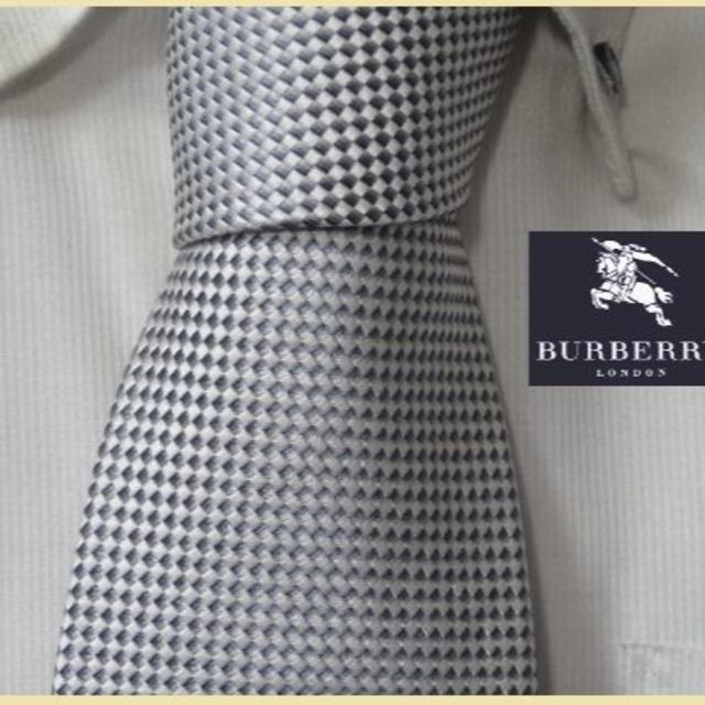 BURBERRY(バーバリー)の極美品★バーバリーロンドン【光沢シルバー】高級ネクタイ★パーティー◎ メンズのファッション小物(ネクタイ)の商品写真