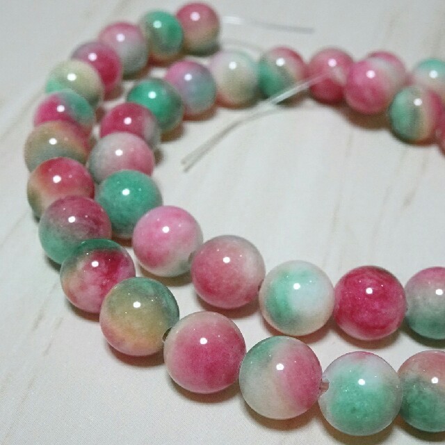 1連50個 キャンディジェイド 丸玉 レッド&グリーン系 約8mm 天然石