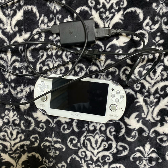 PlayStation Vita(プレイステーションヴィータ)のps vita 本体　pch-1000 エンタメ/ホビーのゲームソフト/ゲーム機本体(携帯用ゲーム機本体)の商品写真