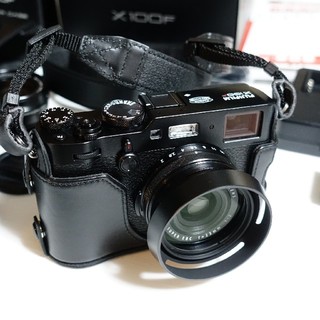 フジフイルム(富士フイルム)のFUJIFILM X100F フード・ワイコン・レザーケース付(コンパクトデジタルカメラ)