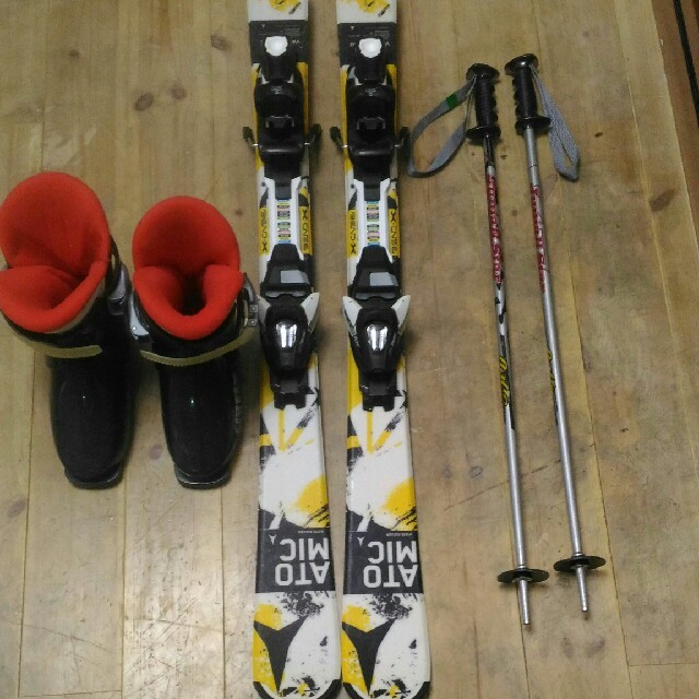 ATOMIC(アトミック)のアトミックキッズスキー板とストックとスキー靴セット！ スポーツ/アウトドアのスキー(板)の商品写真
