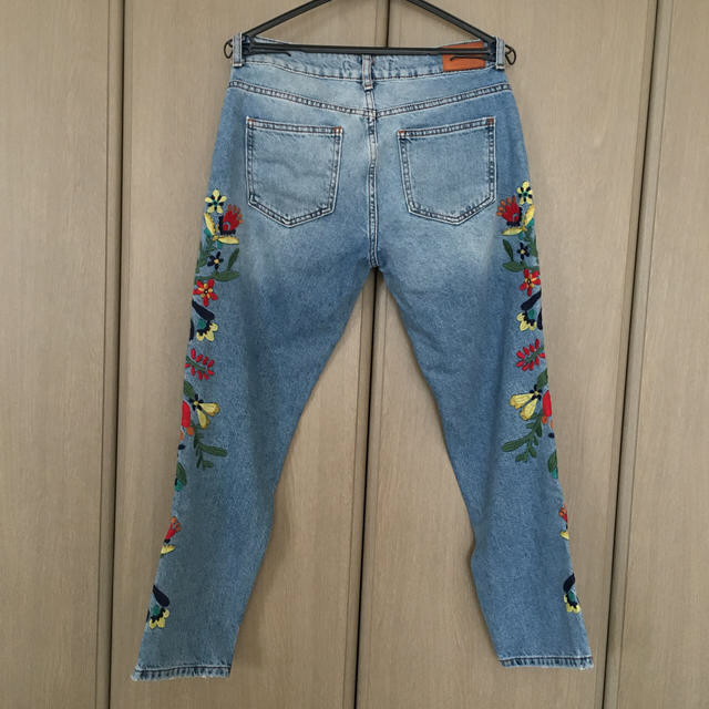 ZARA(ザラ)のZARA刺繍デニム& 丸襟ブラウス セット売り レディースのパンツ(デニム/ジーンズ)の商品写真