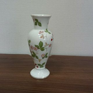 ウェッジウッド(WEDGWOOD)のウェッジウッド.ワイルドストロベリー柄花瓶(イタリア製)(花瓶)