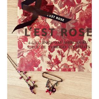 レストローズ(L'EST ROSE)のレストローズ 薔薇モチーフネックレス&ピンのセット(ネックレス)