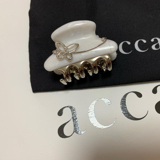 acca(アッカ)のacca クリップ　蝶々　ホワイト　マーブル レディースのヘアアクセサリー(バレッタ/ヘアクリップ)の商品写真